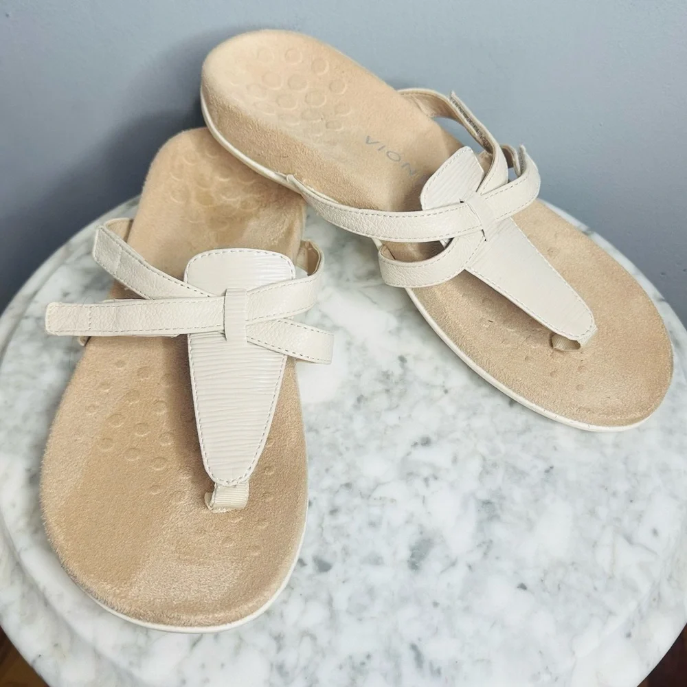 Vionic Karley T Strap Sandals in Wavy Cream